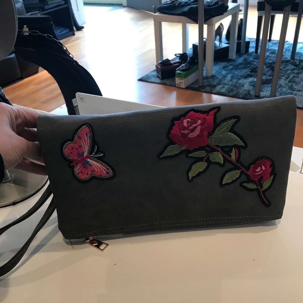 FINAL PRICE 🌺🦋Stylish Grey Clutch With Patches